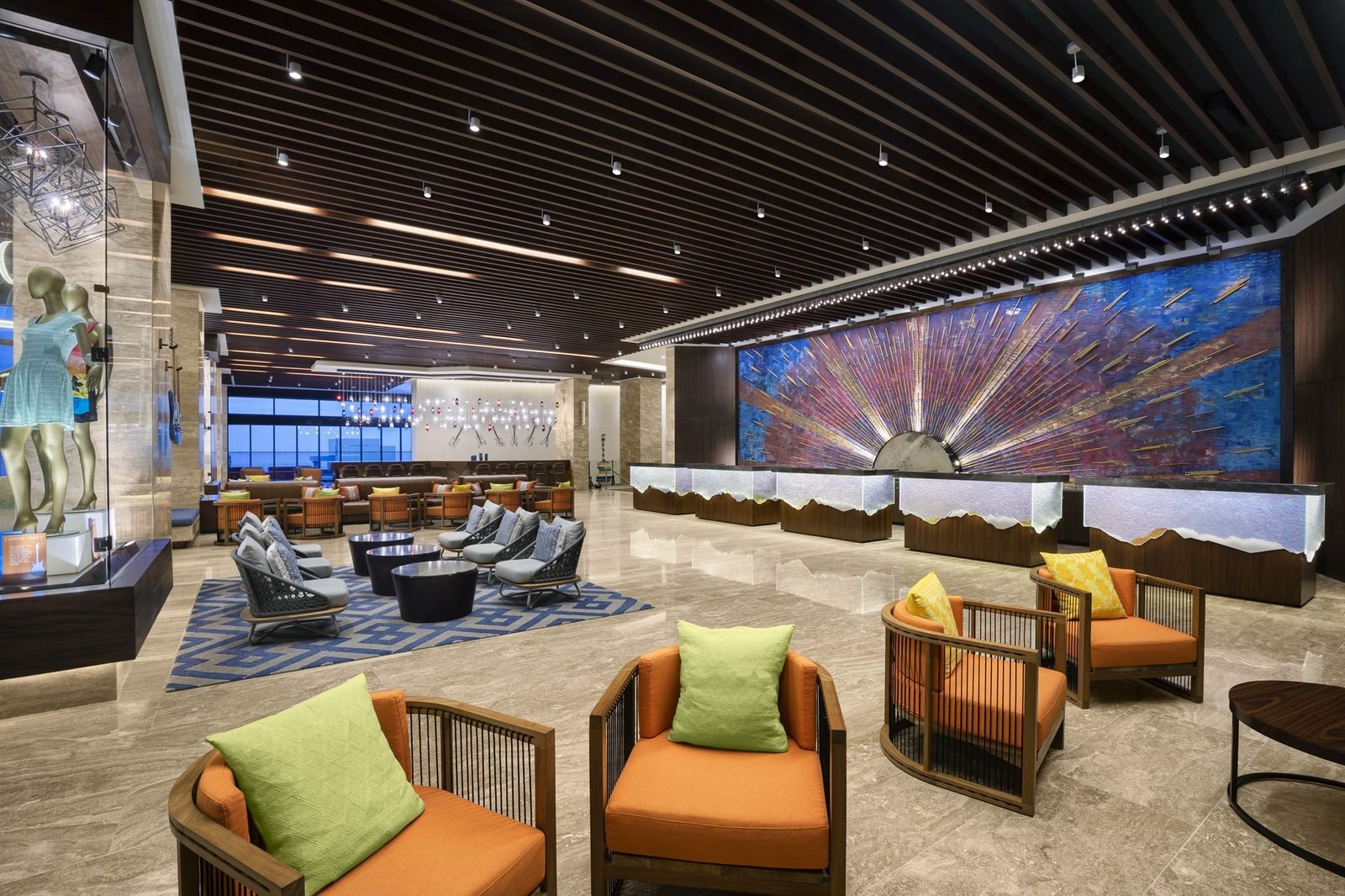 Salón con pantalla gigante y sillones de colores