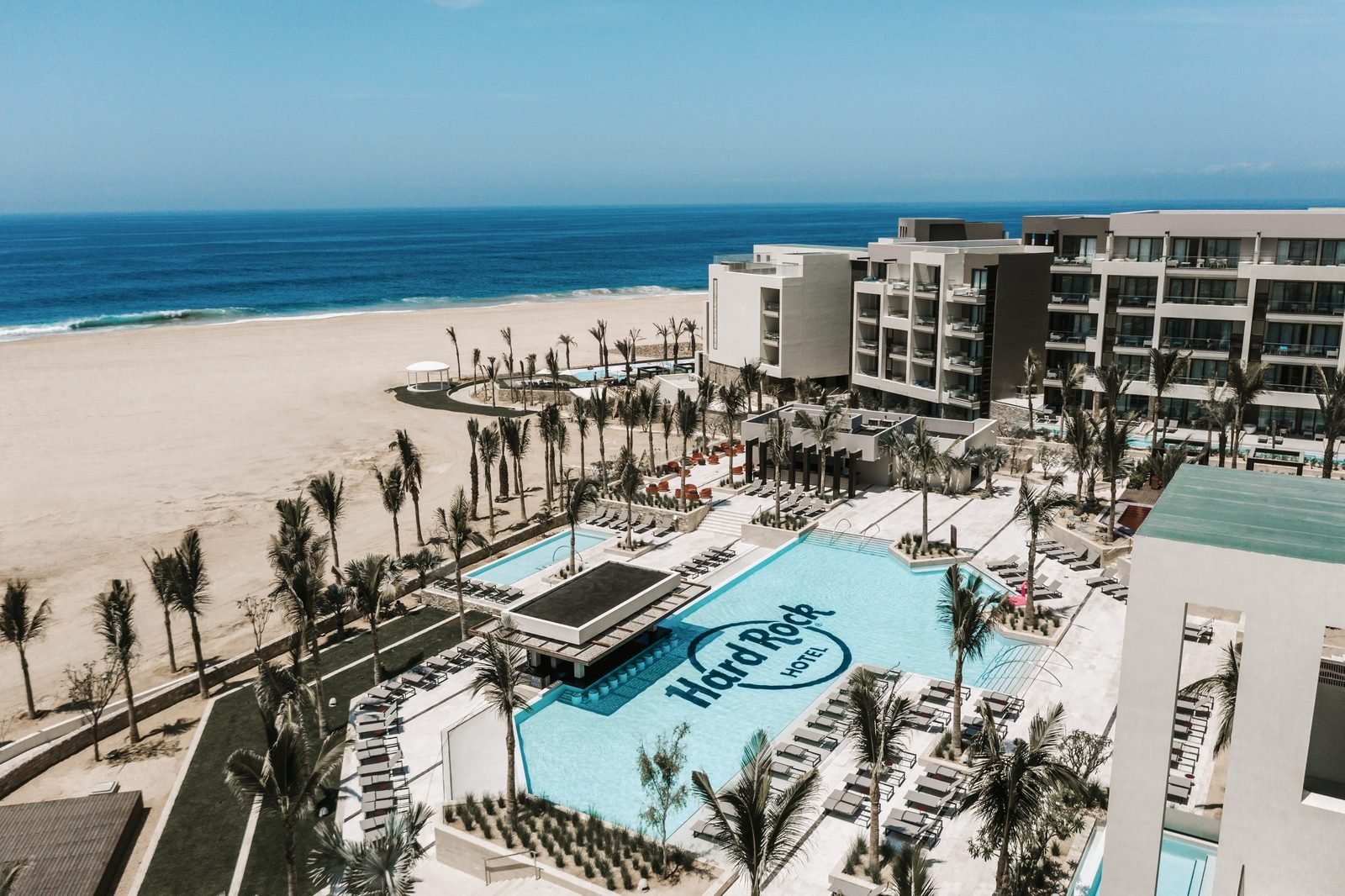 La playa larga del Pacífico frente al hotel