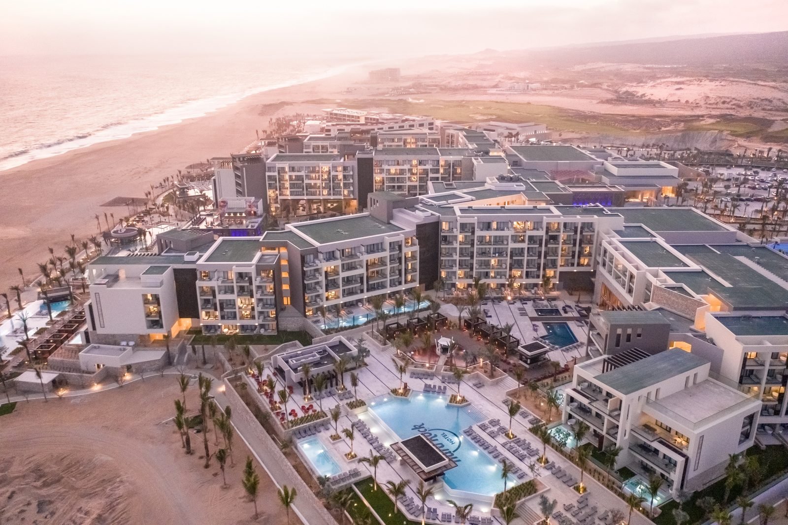 El hotel al atardecer, desde el aire