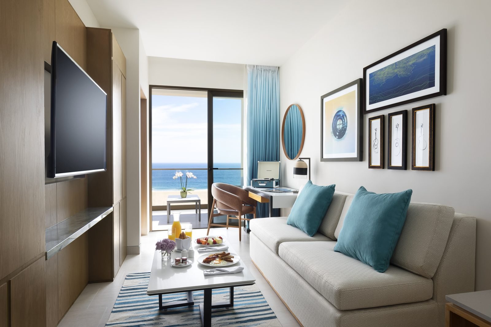 Sala de una suite con vista al mar