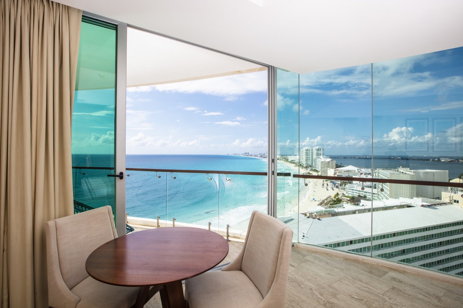 Terraza de una suite con vista al mar abierto