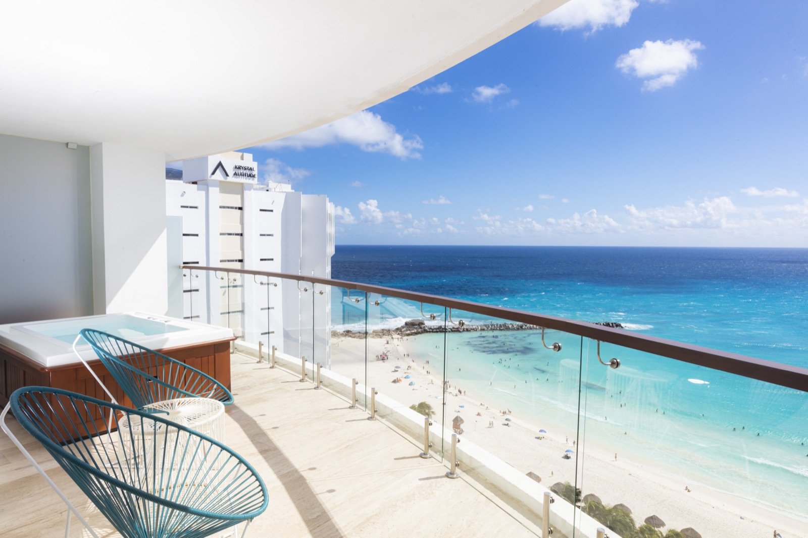Vista desde un balcón hacia la playa de Punta Cancún y el mar turquesa