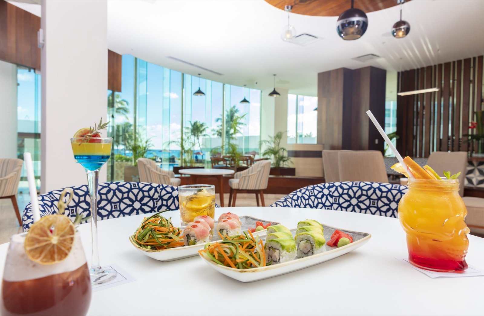 Desayuno servido junto a un ventanal con vista al mar