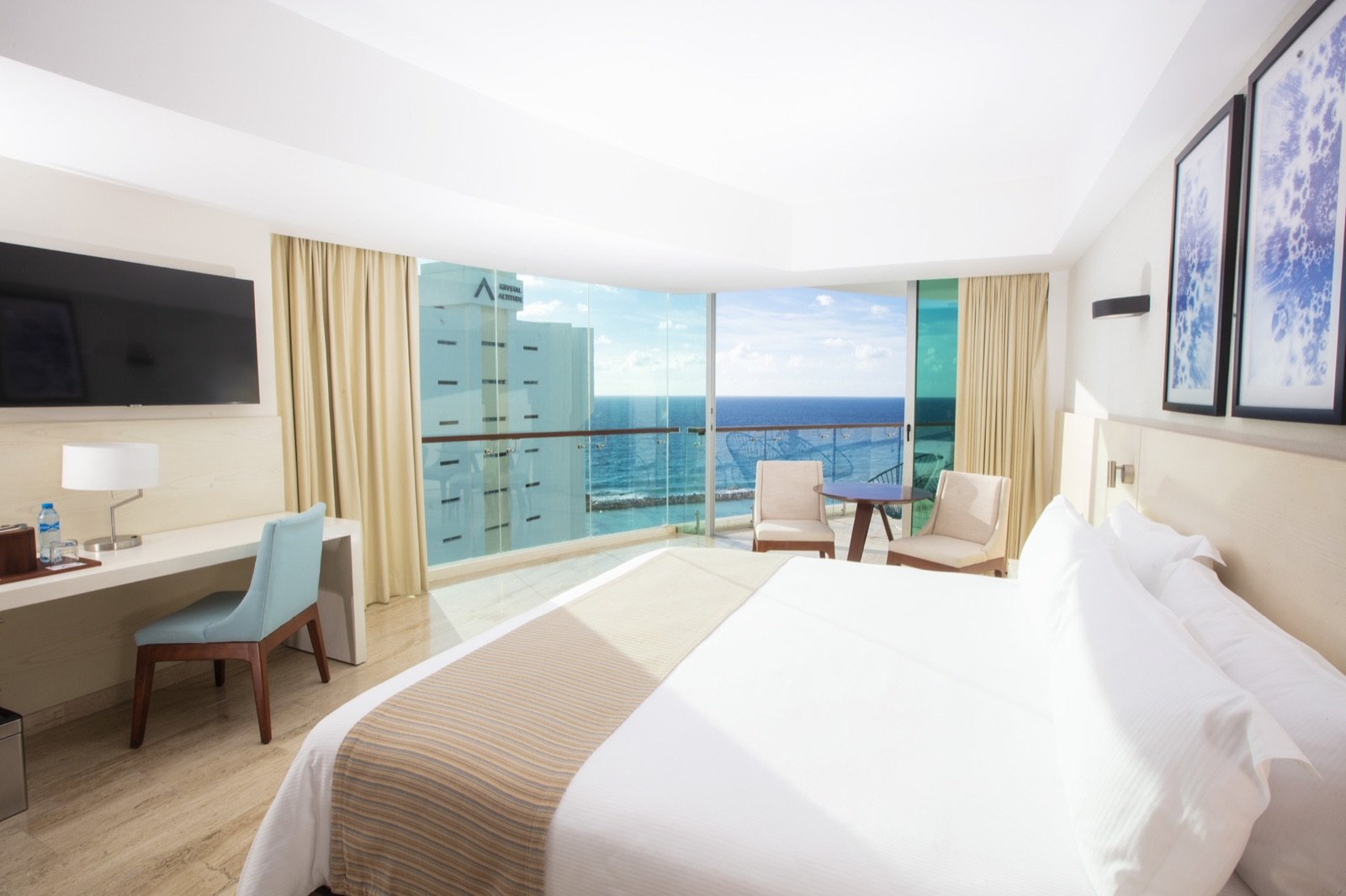 Habitación con cama y ventanal hacia el mar