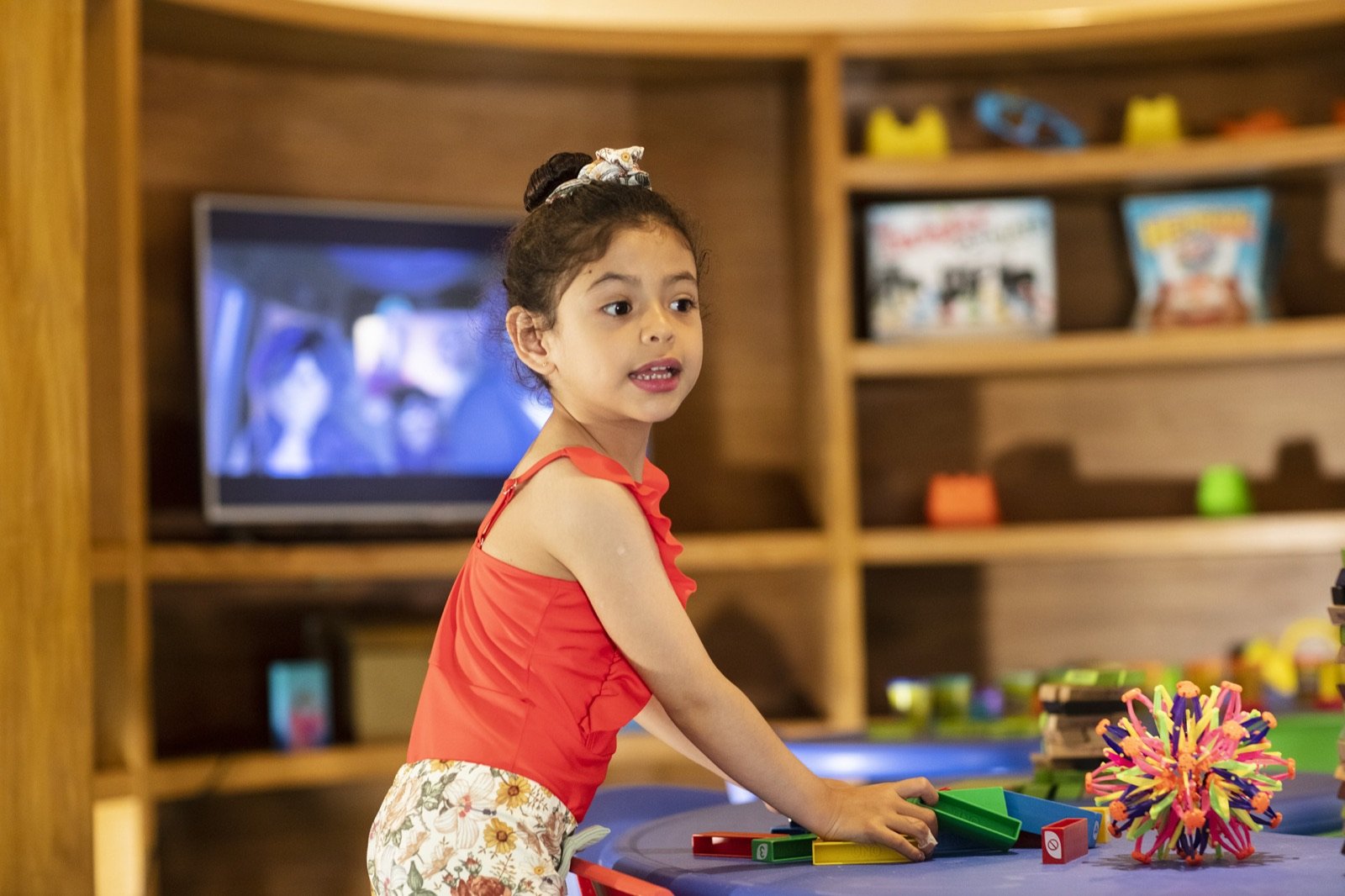 Niñas jugando en el club infantil
