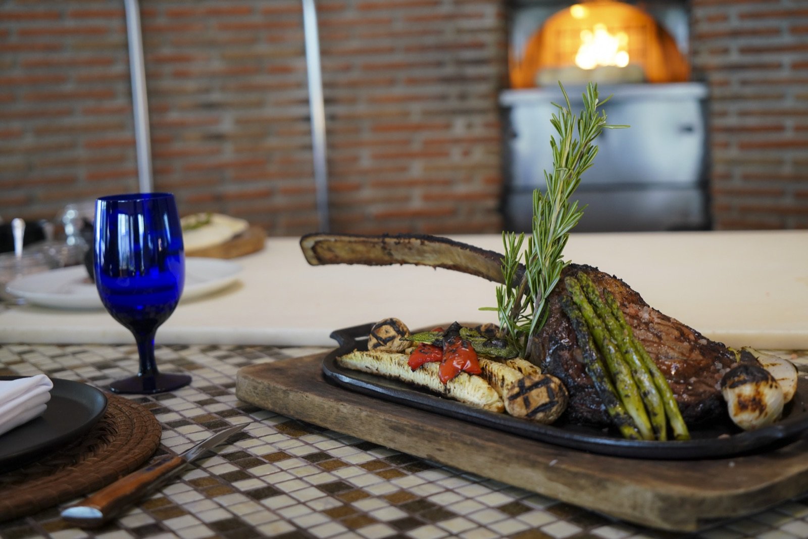 Corte a la parrilla con verduras