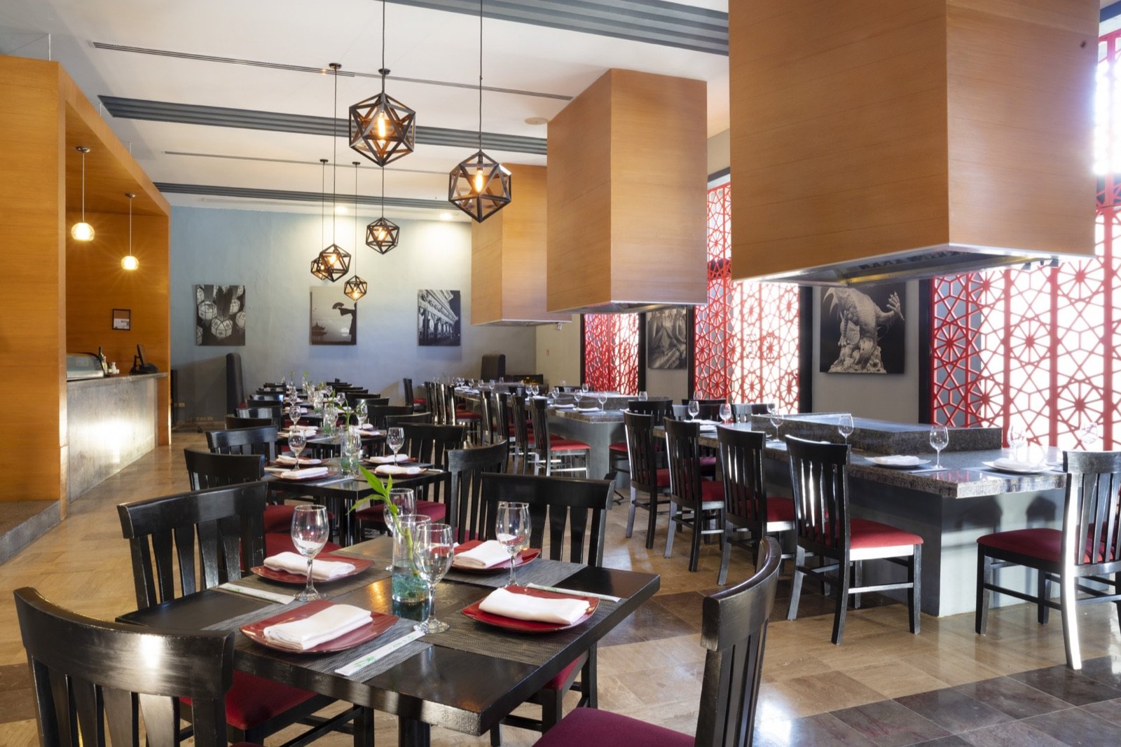 Restaurante con mesas y lámparas colgantes