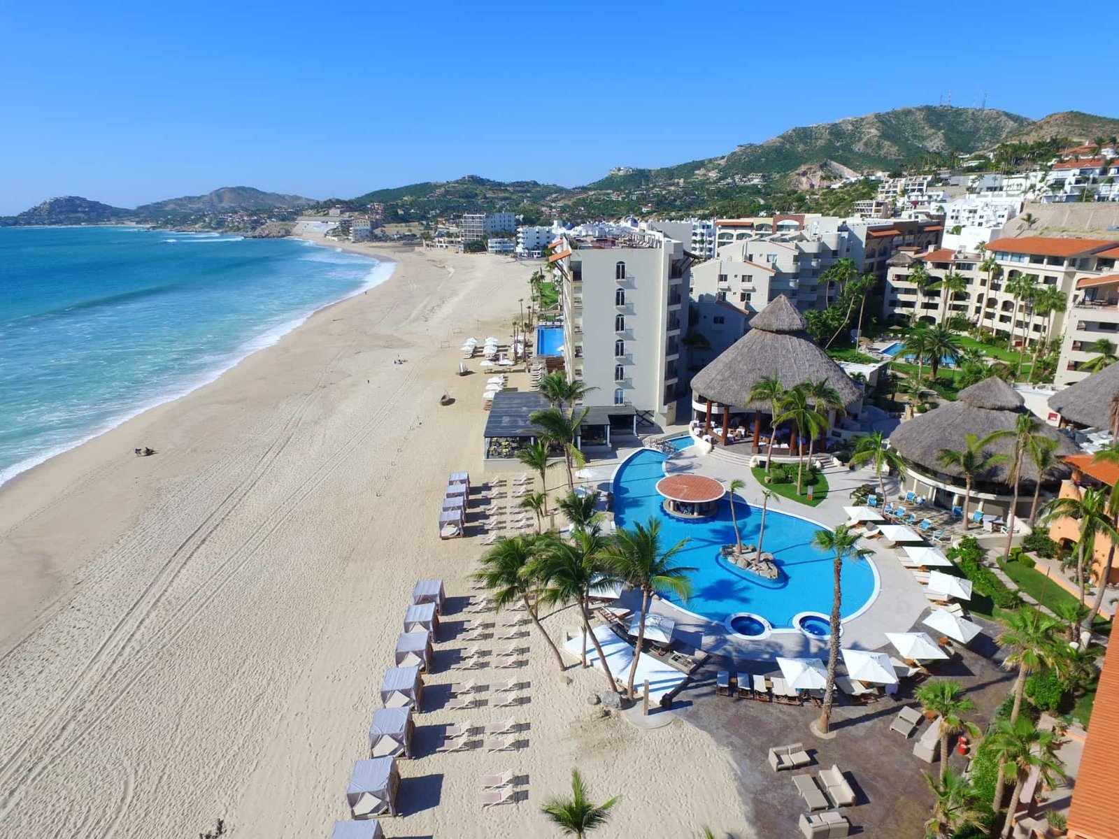 El hotel visto desde el aire, con la playa y el mar de Cortés