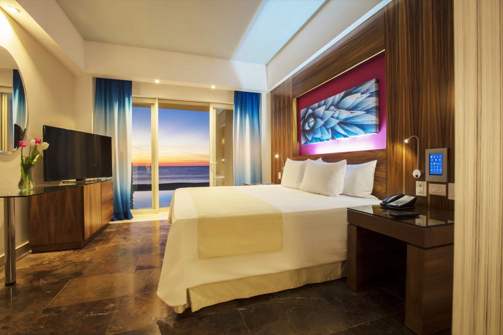 Junior Suite Altitude con cama king y el mar al fondo