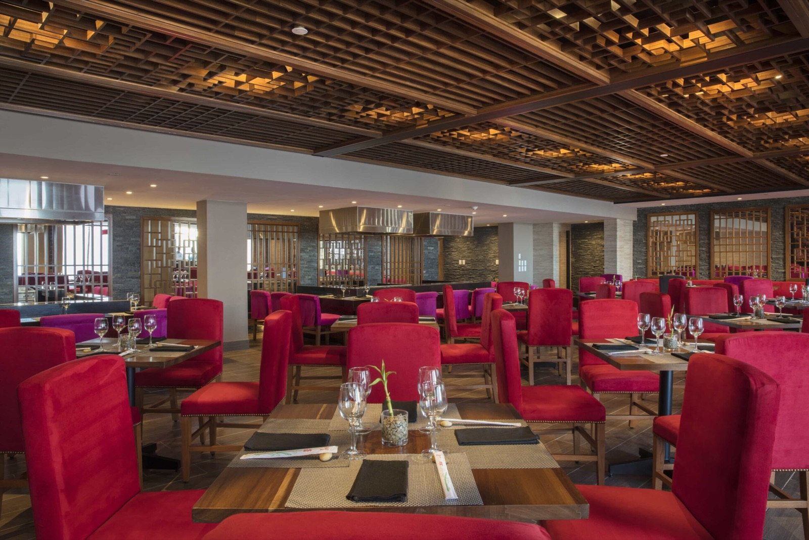 Restaurante Ayami con sillas rojas