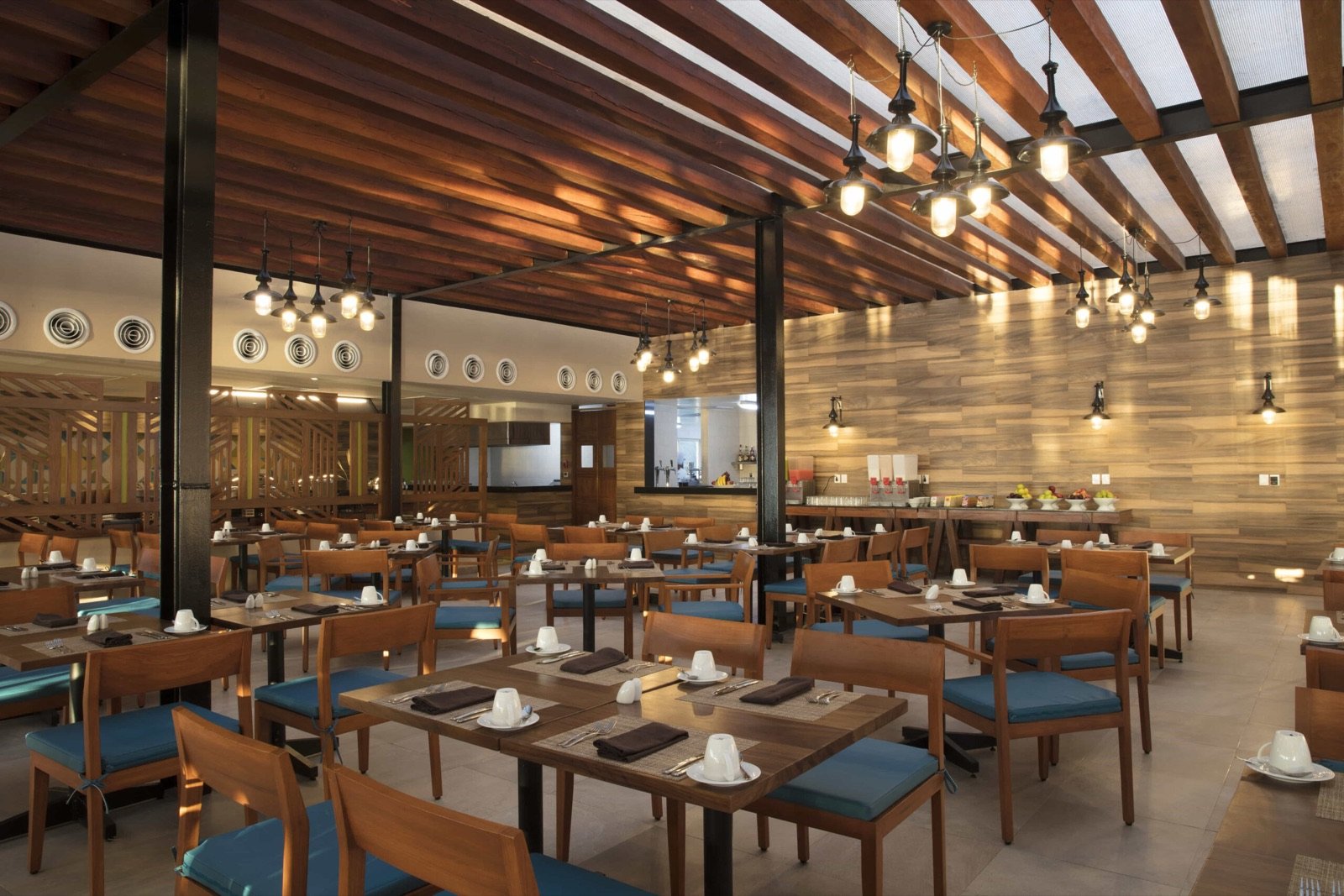 Buffet O con techo de madera y lámparas