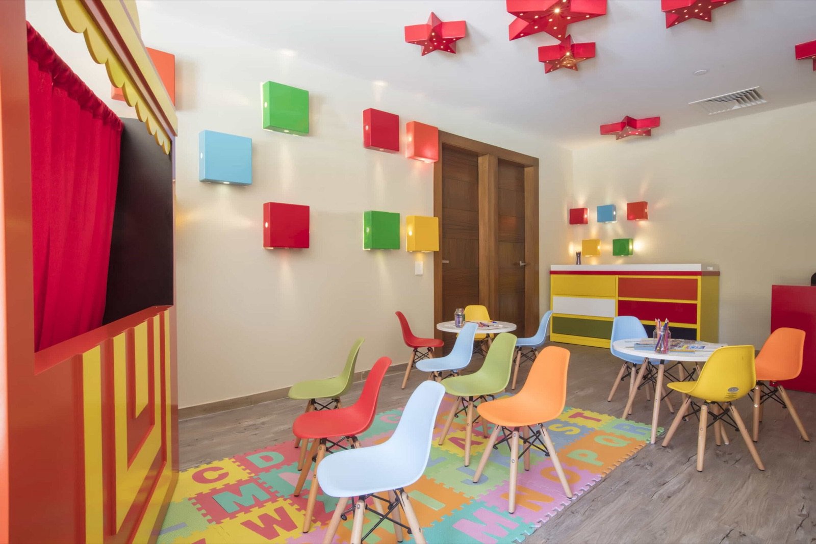 Salón del Krystal Kamp con sillas de colores