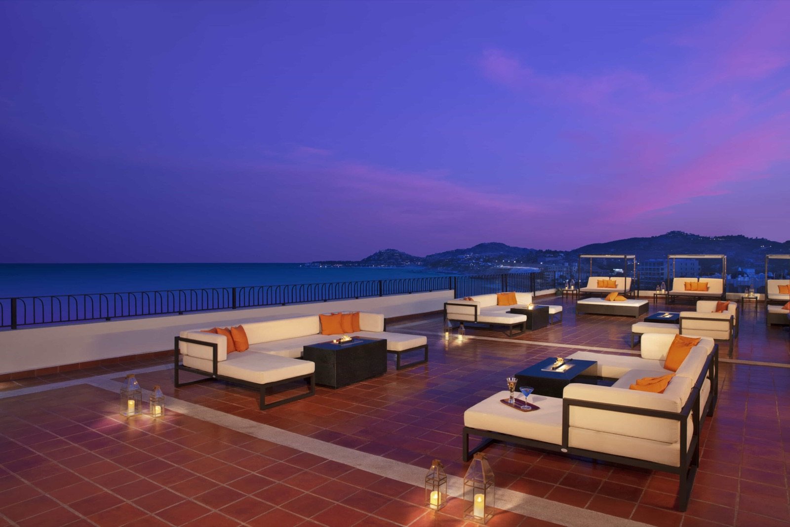 Terraza del Sky Lounge al anochecer, con salas frente al mar