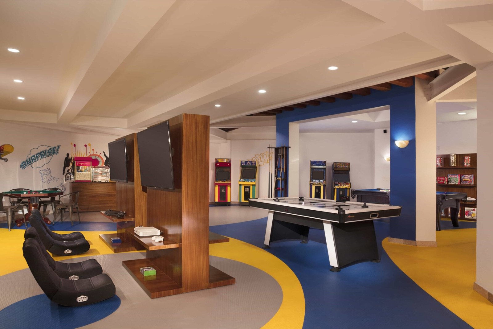 Sala de adolescentes con hockey de aire y videojuegos