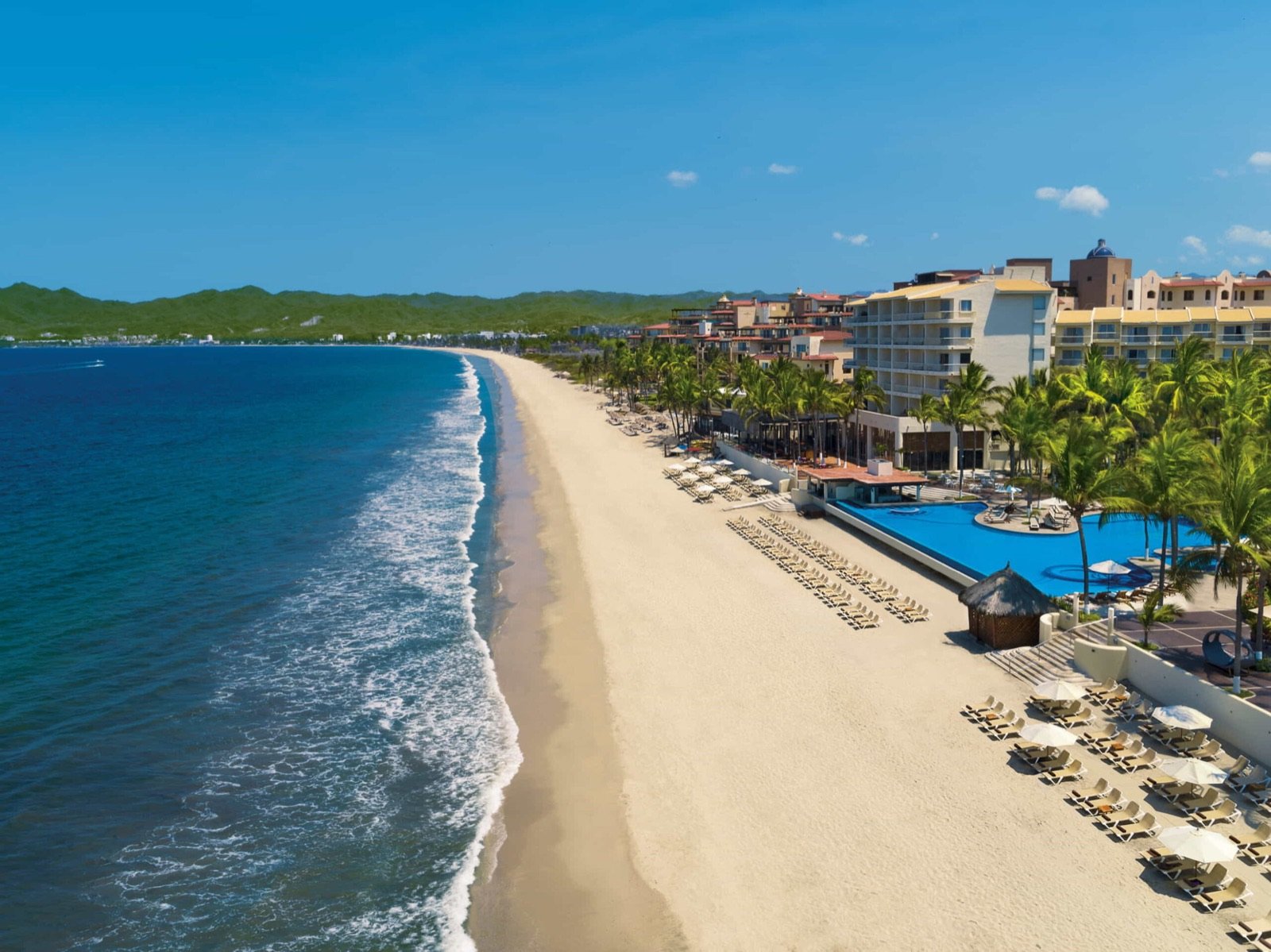 El hotel y la playa vistos desde el aire