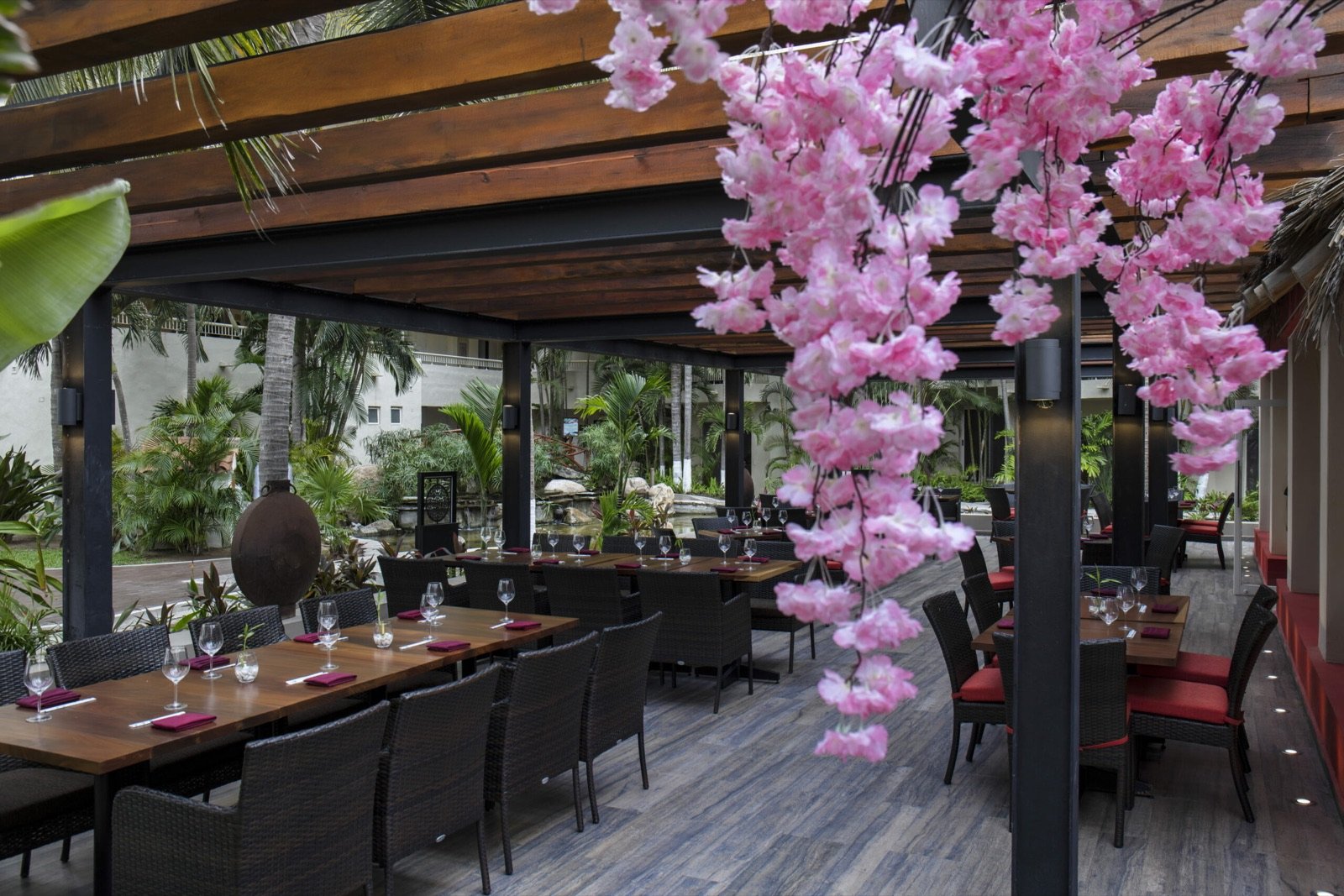 Restaurante Ayami con flores de cerezo y mesas rojas
