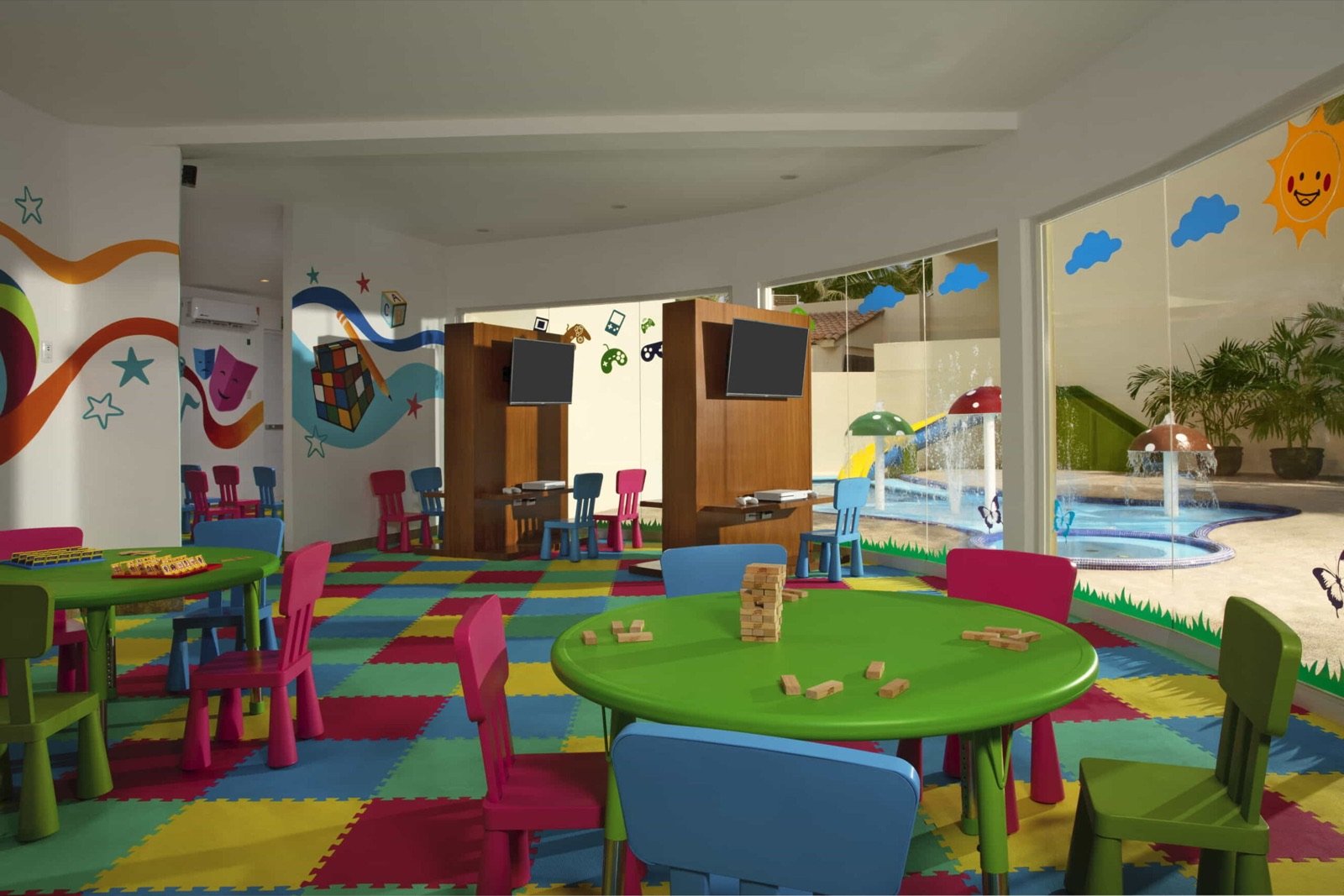 Club infantil con mesas y sillas de colores