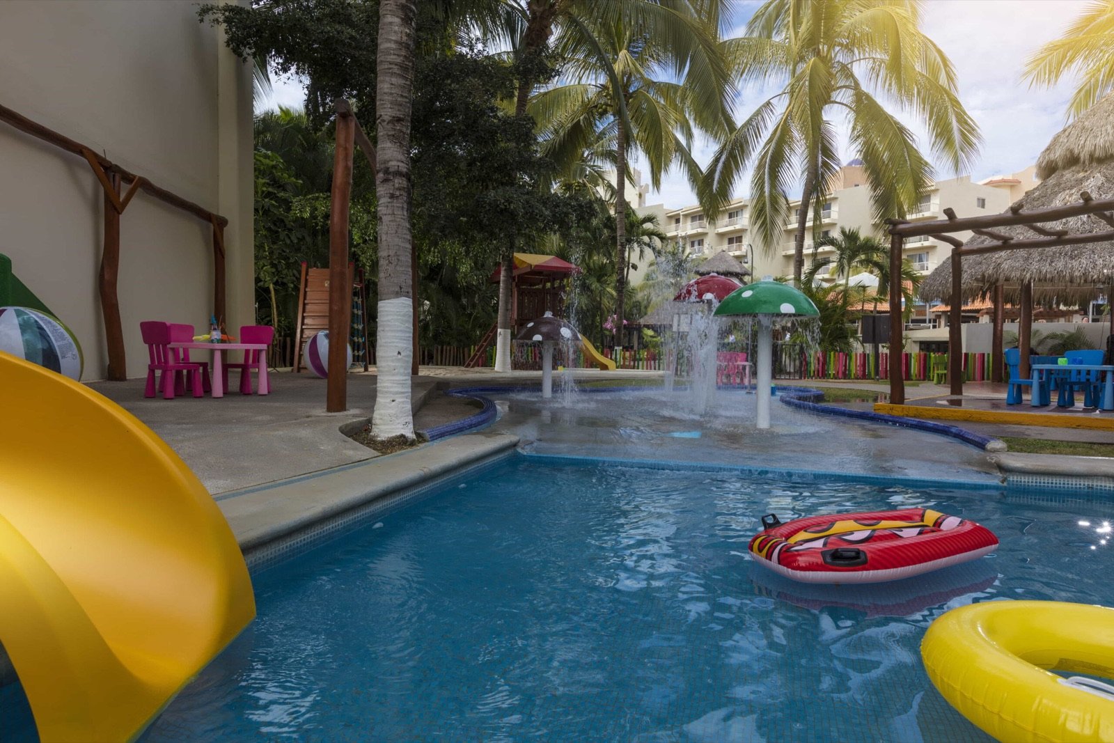 Chapoteadero con fuentes y juegos