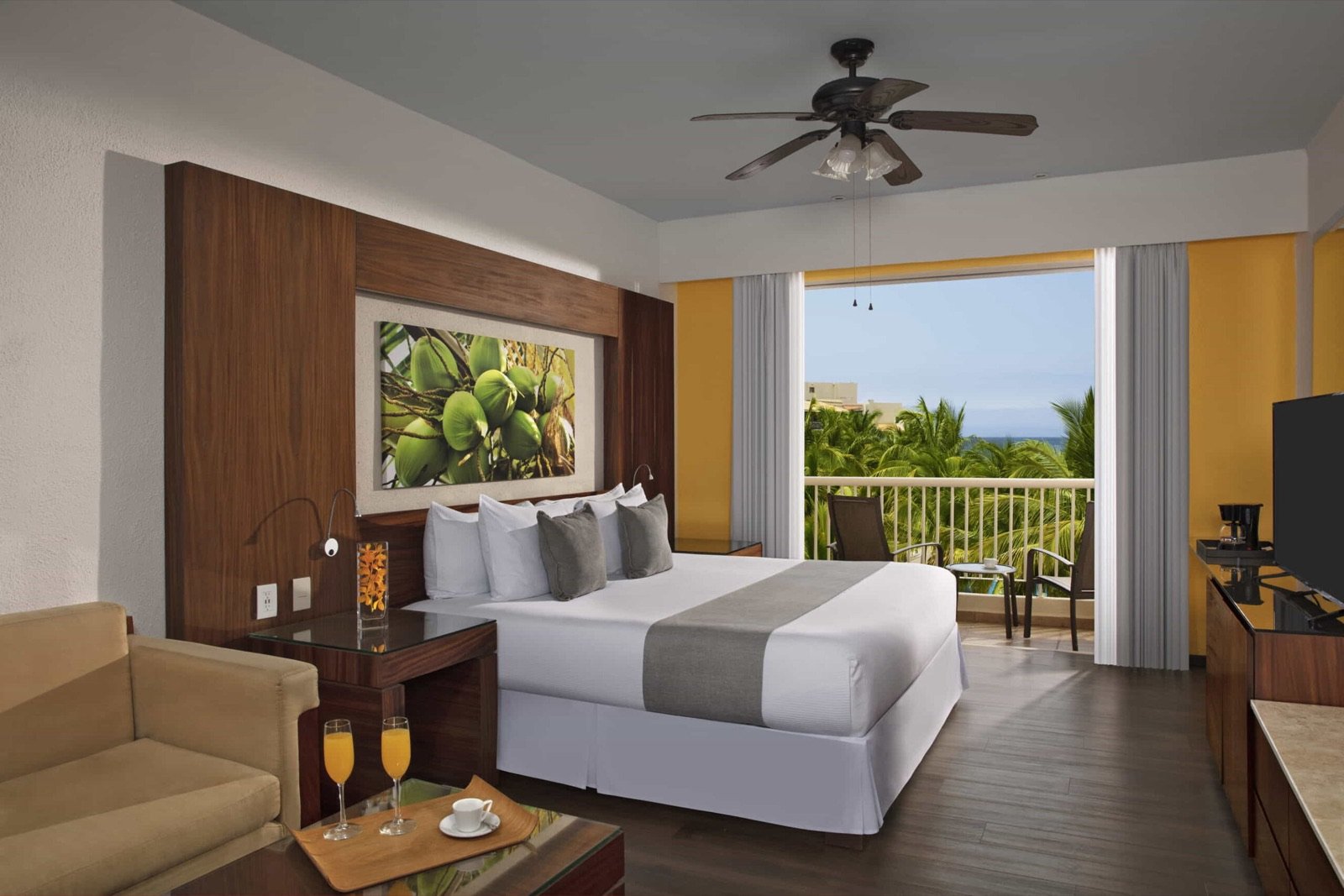 Habitación con balcón hacia las palmeras