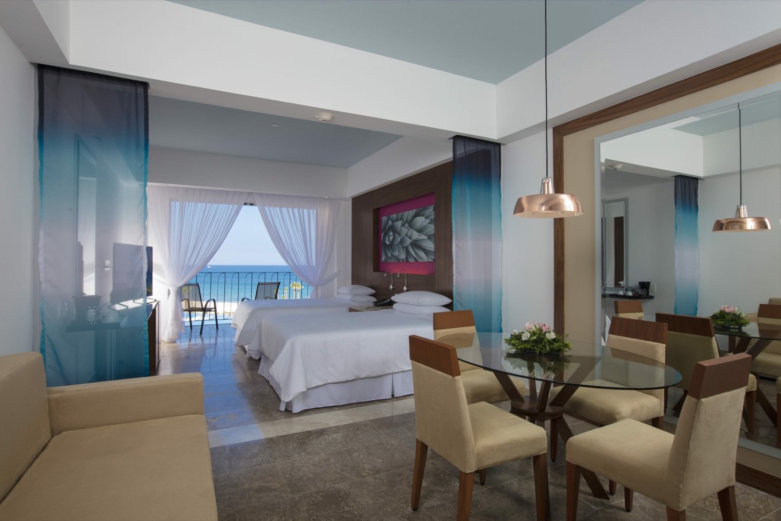 Habitación con dos camas y el mar al fondo