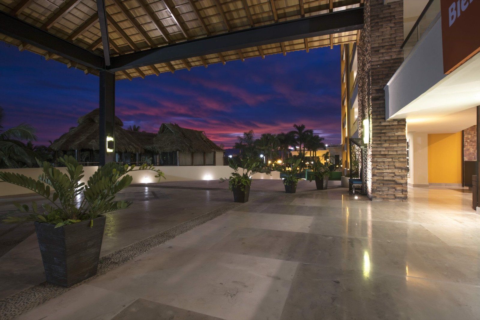 El lobby abierto al atardecer
