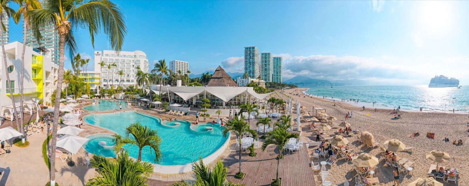 El hotel, la playa y la Bahía de Banderas desde el aire