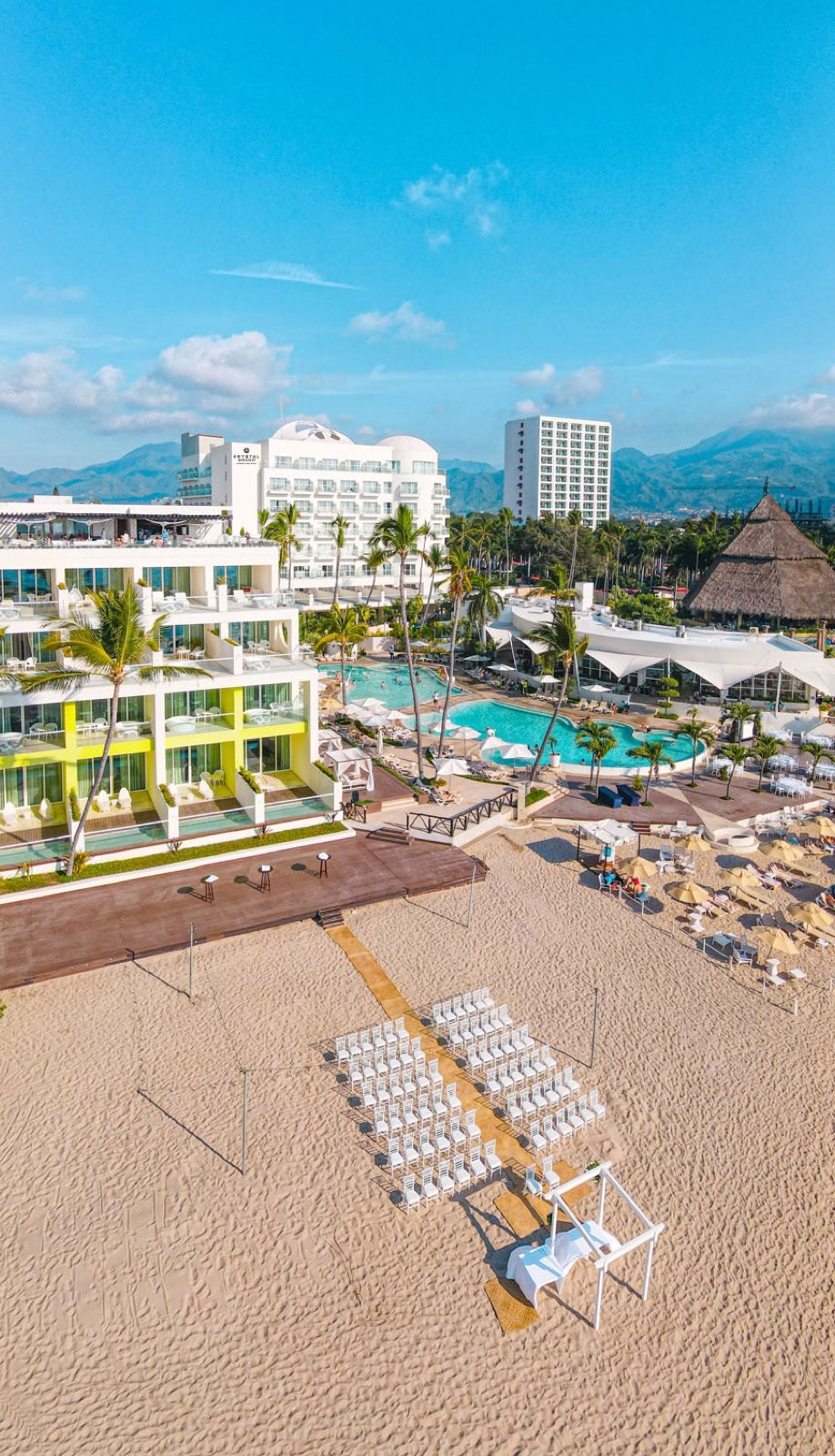 El hotel y sus albercas vistos desde el aire