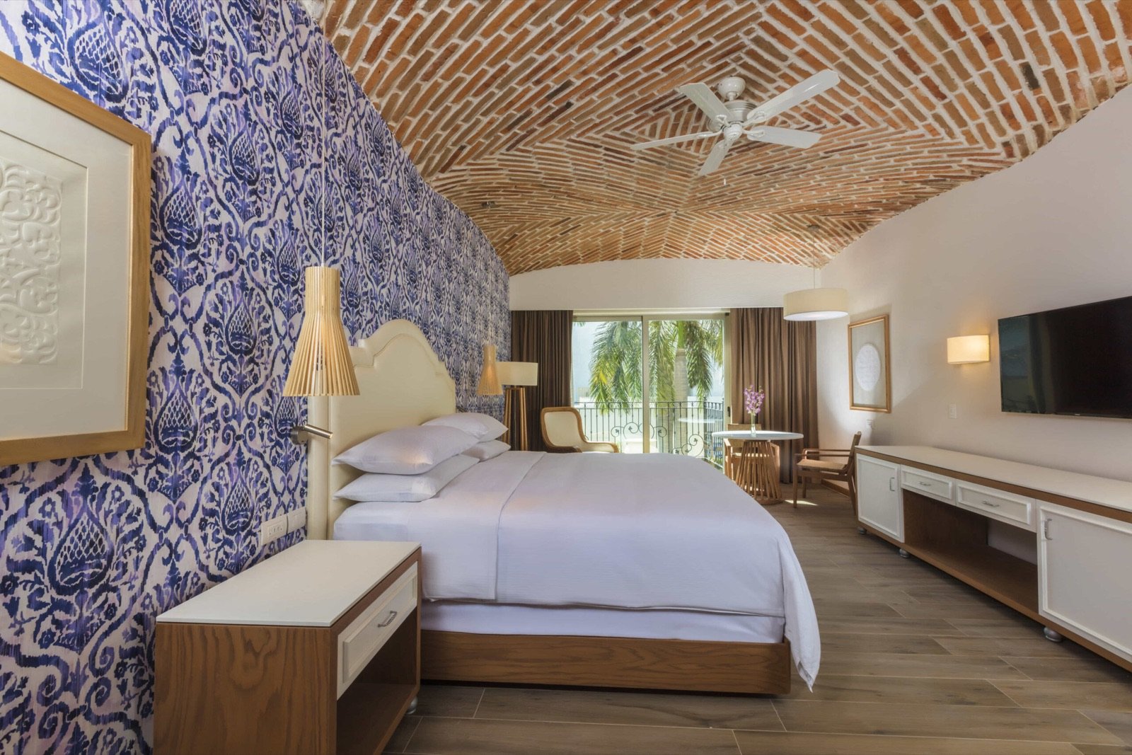 Habitación de The Hacienda con cabecera blanca y azulejos azules