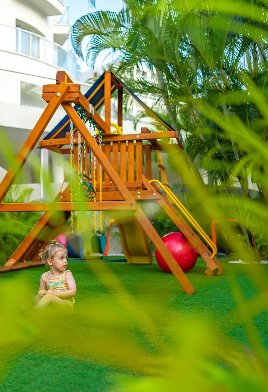 Área de juegos del Kamp Krystal entre palmeras