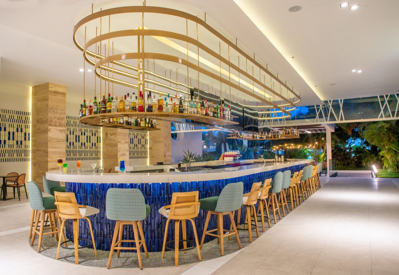 Barra circular del lobby bar con lámparas doradas