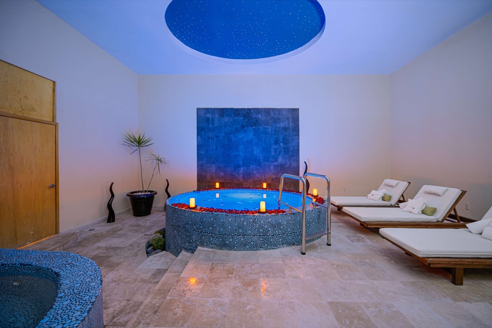 Jacuzzi del Eternity Spa iluminado de azul