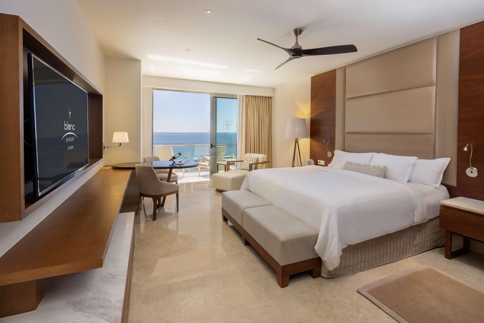 Habitación con cama king y ventanal al mar
