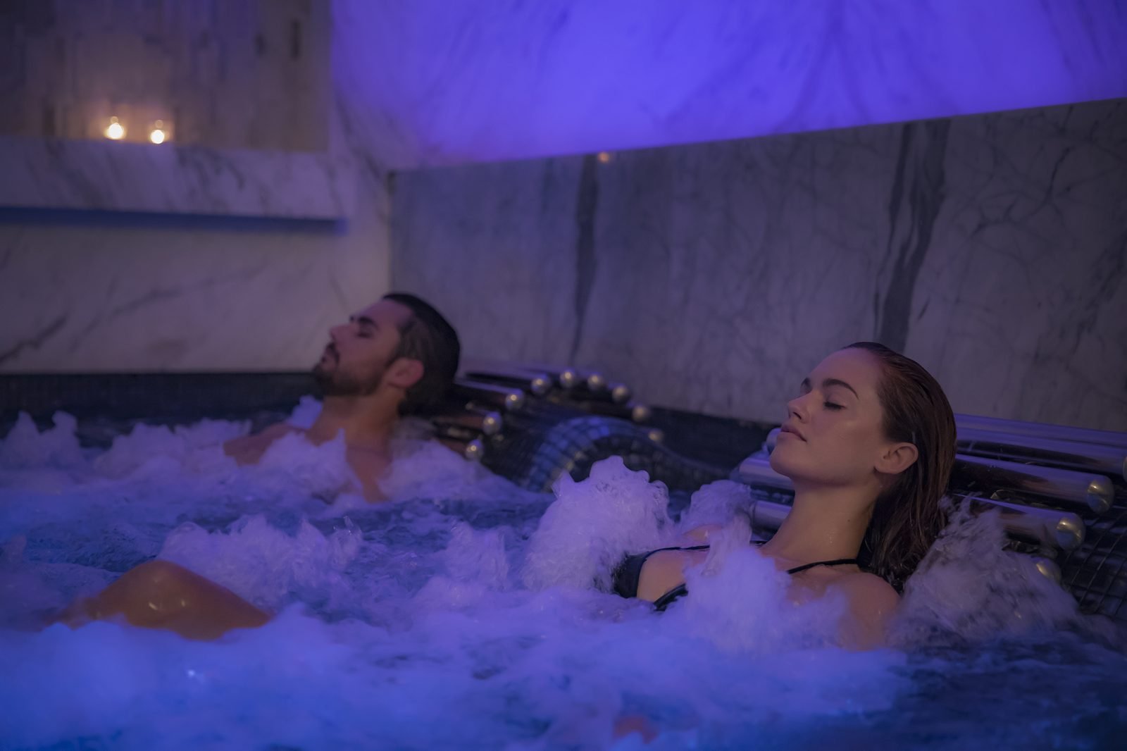 Una pareja en el jacuzzi del spa con vapor