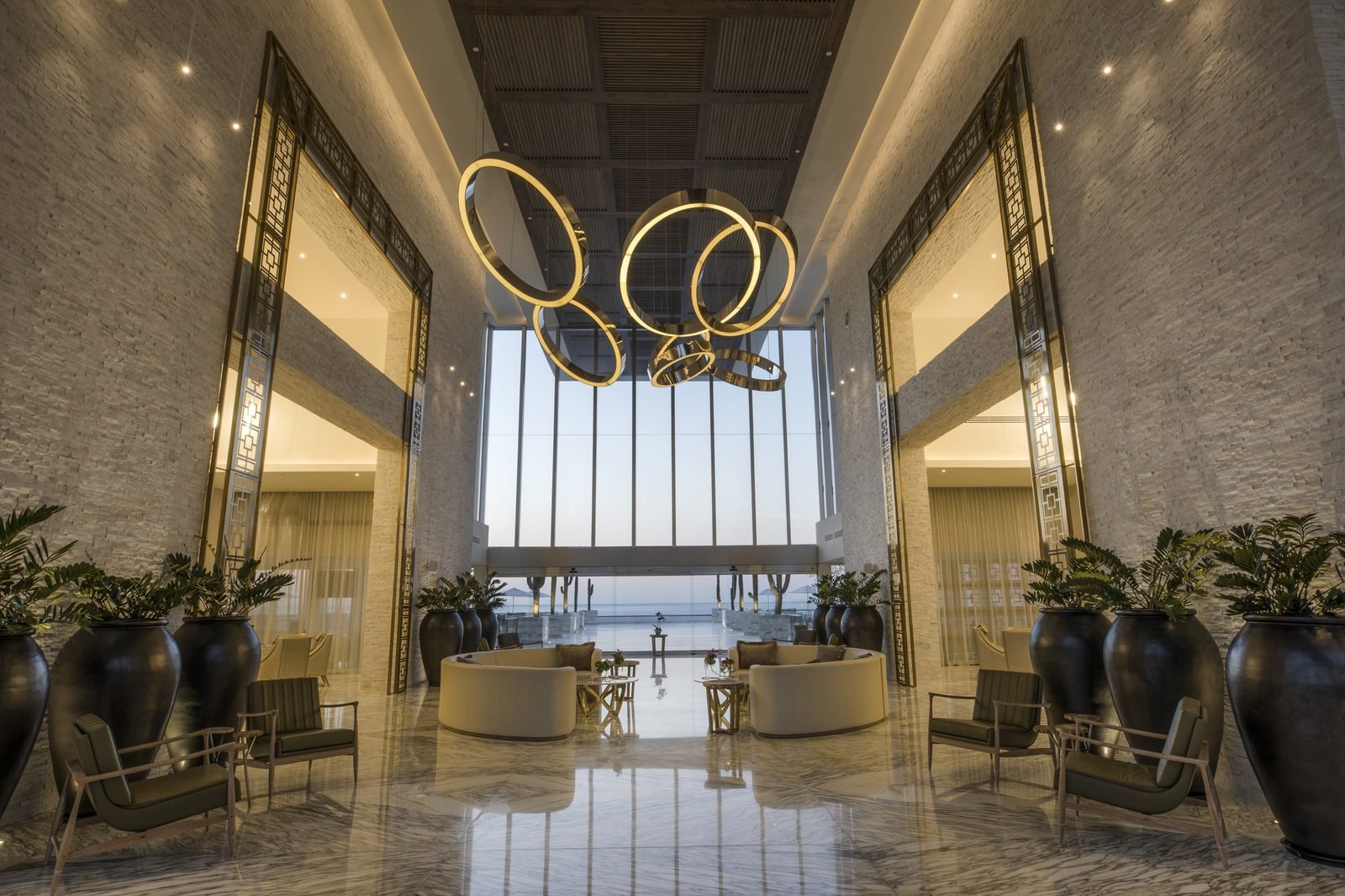 El lobby con lámparas de anillos