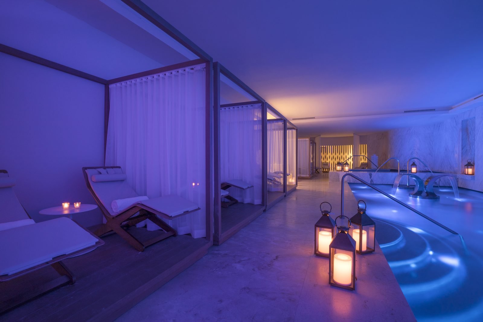 Pasillo del spa iluminado con faroles