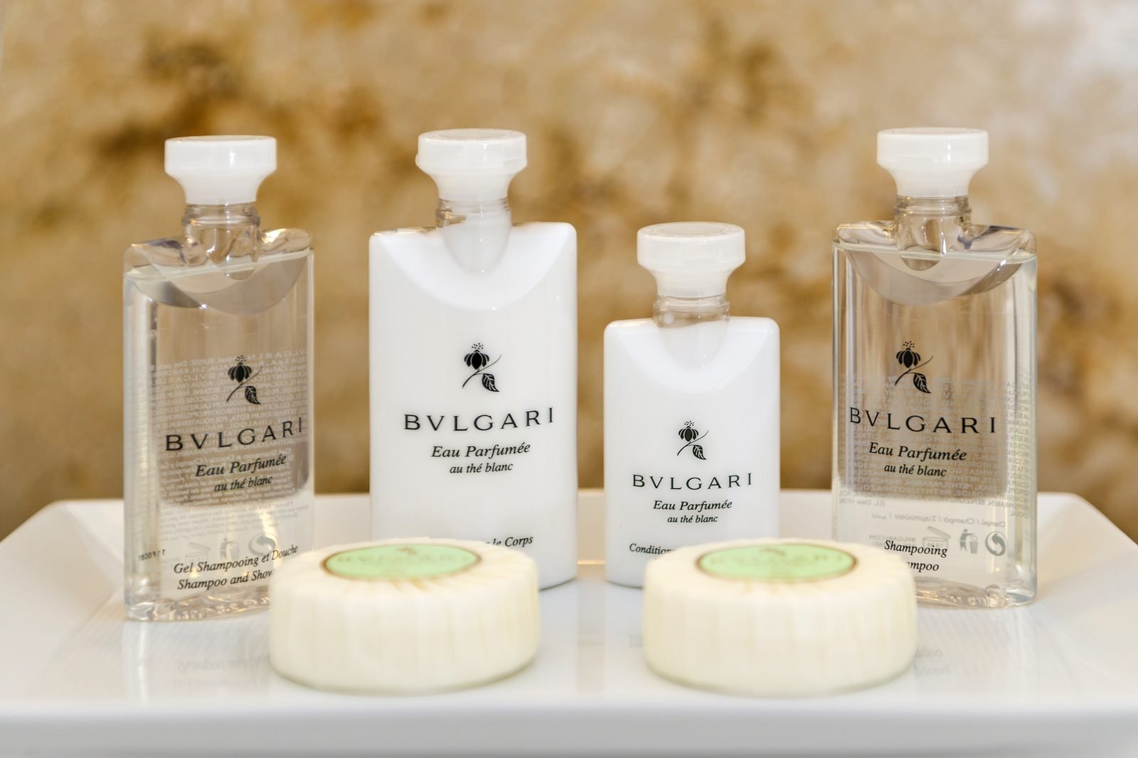 Amenidades de Bvlgari sobre la repisa del baño