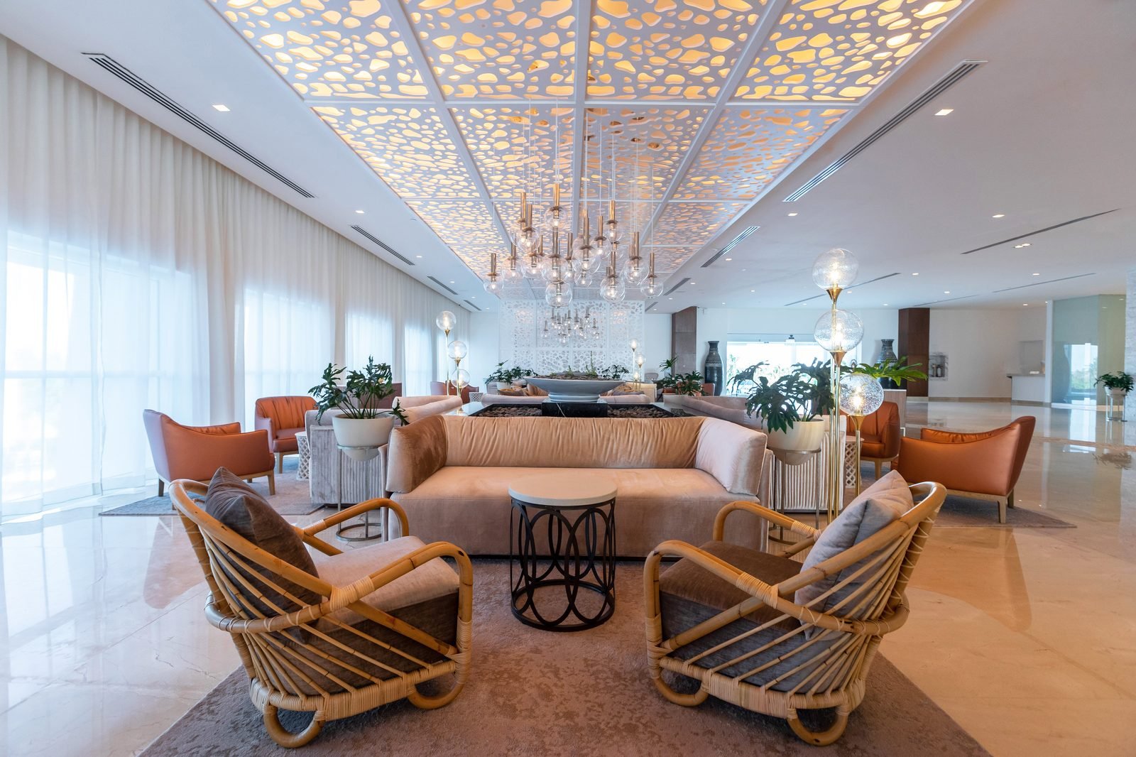 El lobby con sillones y techo calado