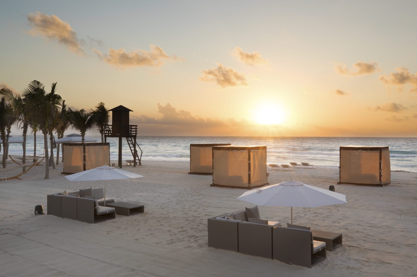 Cabañas en la playa al amanecer