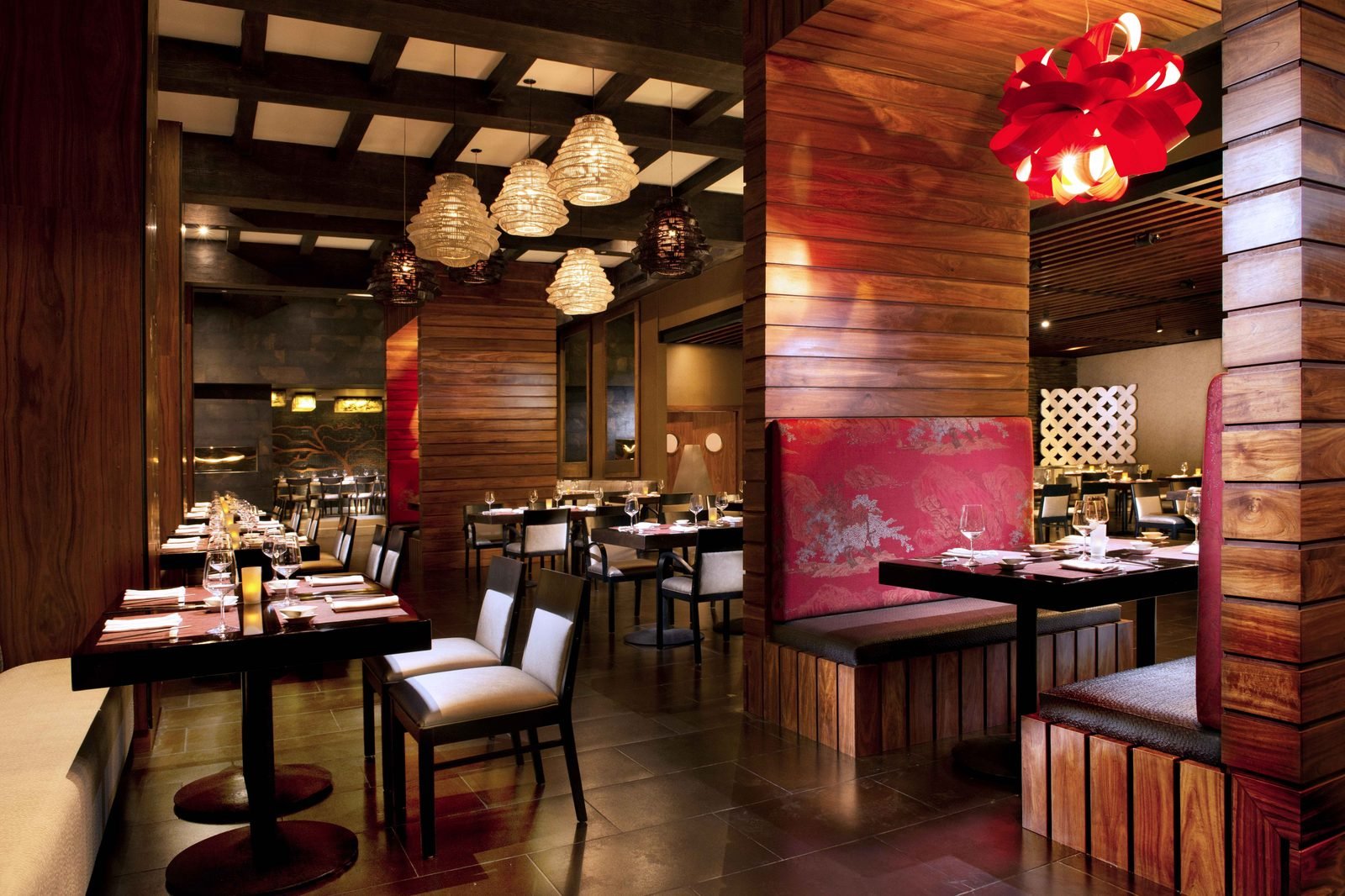 Restaurante de madera de noche