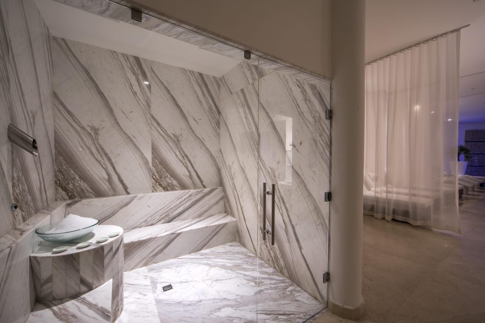 Sala de hidroterapia con tinas blancas