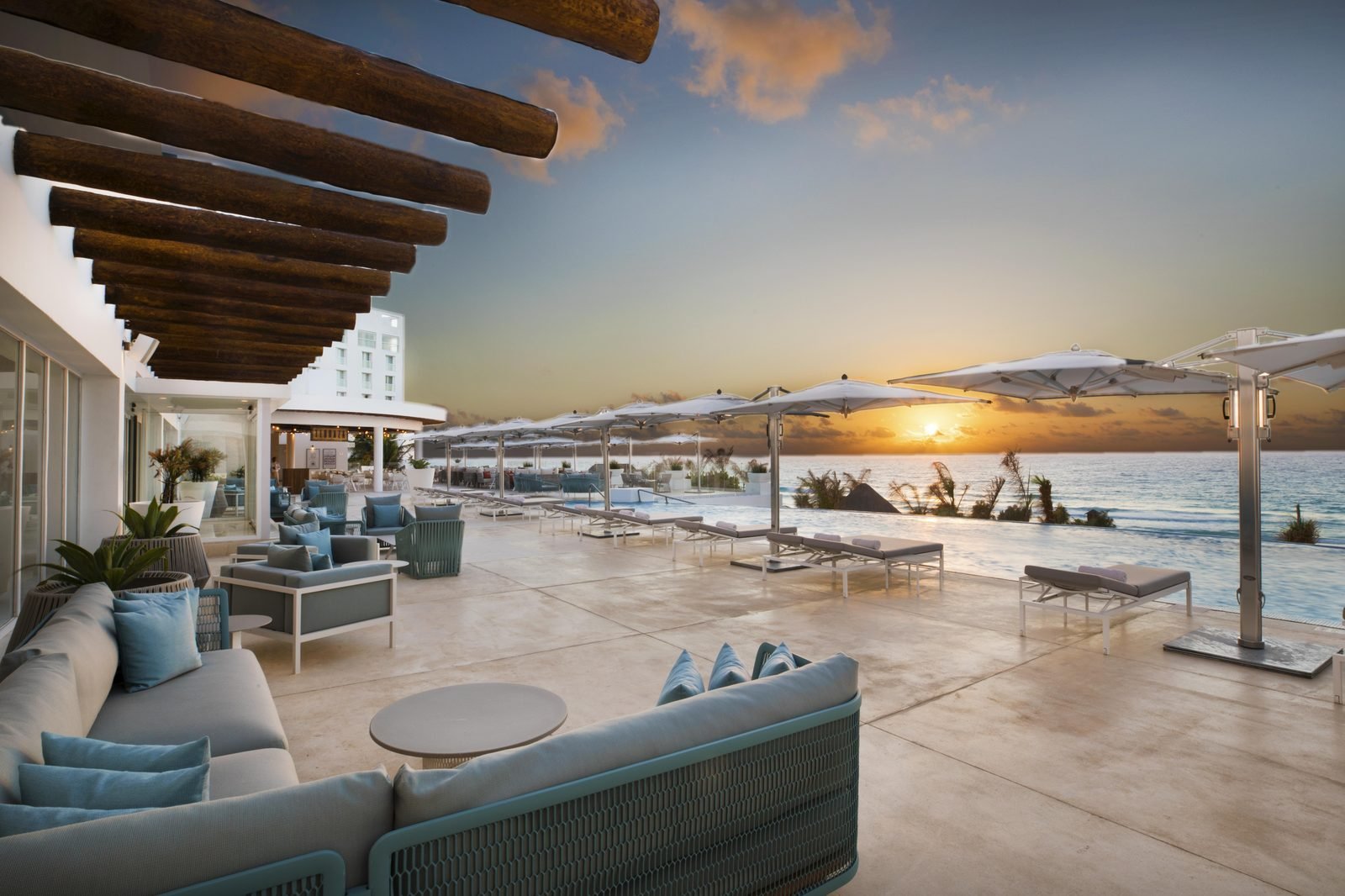 Terraza con sillones frente al mar