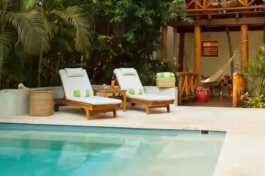La alberca Oasis, pequeña y rodeada de vegetación