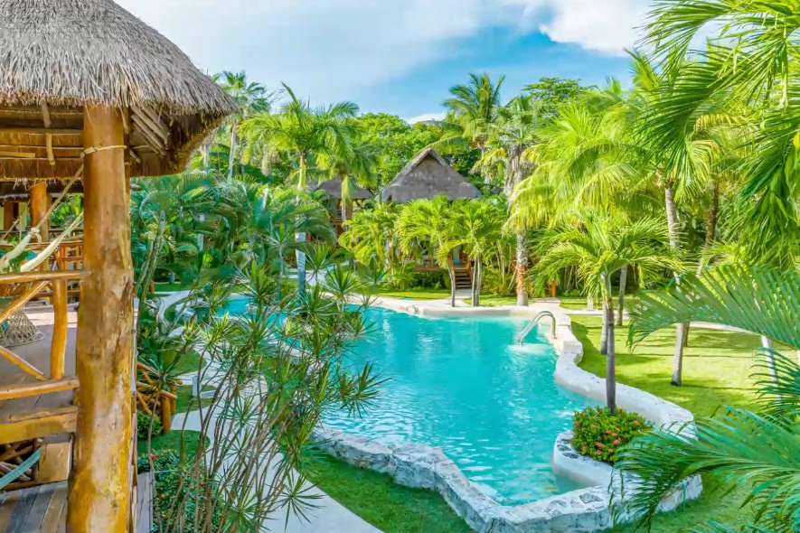 La alberca Pueblito entre bungalows y jardín