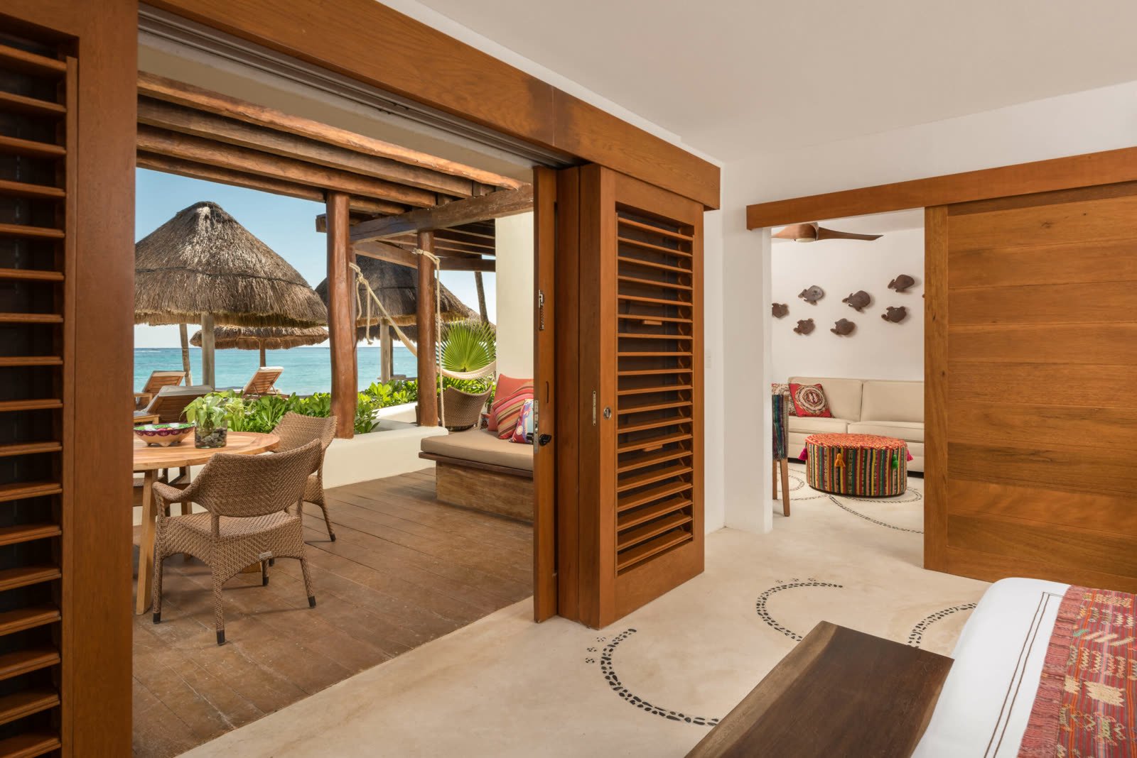 Terraza de una Beach House abierta hacia la playa