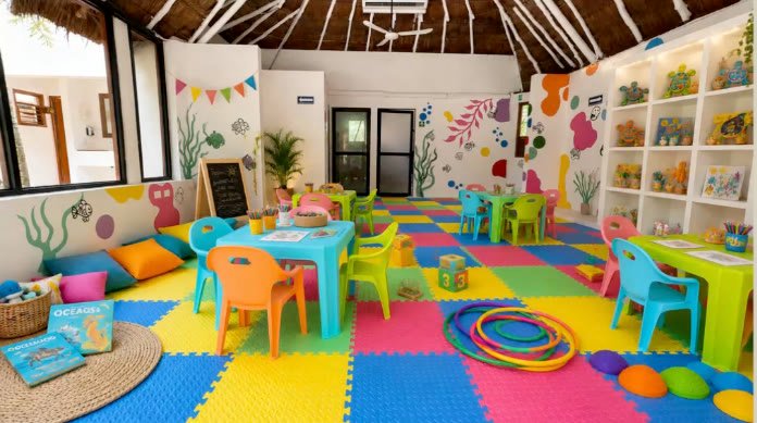 El MaheKids Kamp, con mesas de colores y juegos para niños