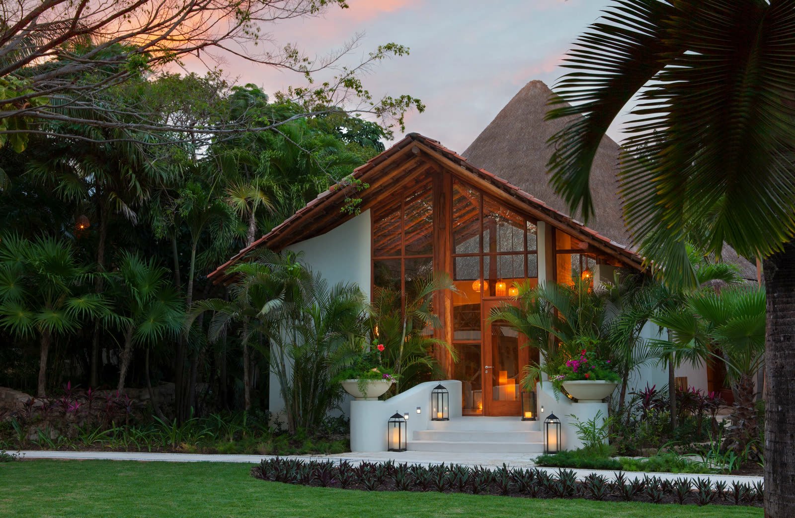 El Revive Spa al atardecer, con techo de palma entre la vegetación