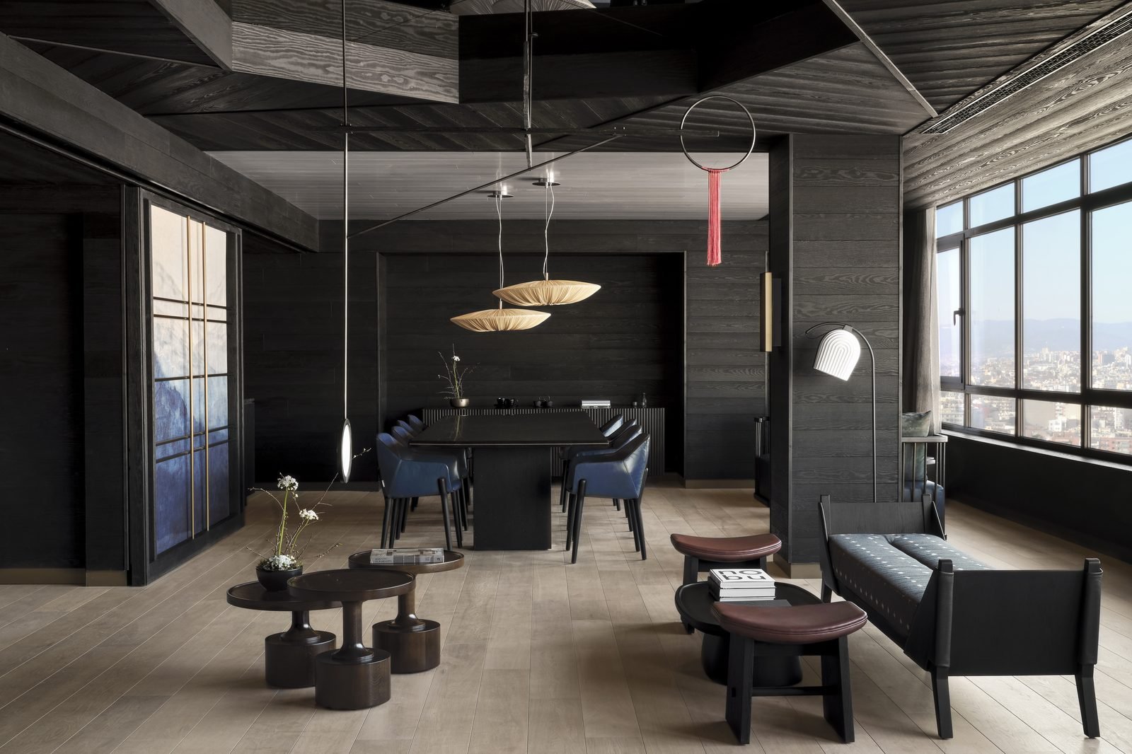 Comedor y sala de la Nobu Suite en tonos oscuros
