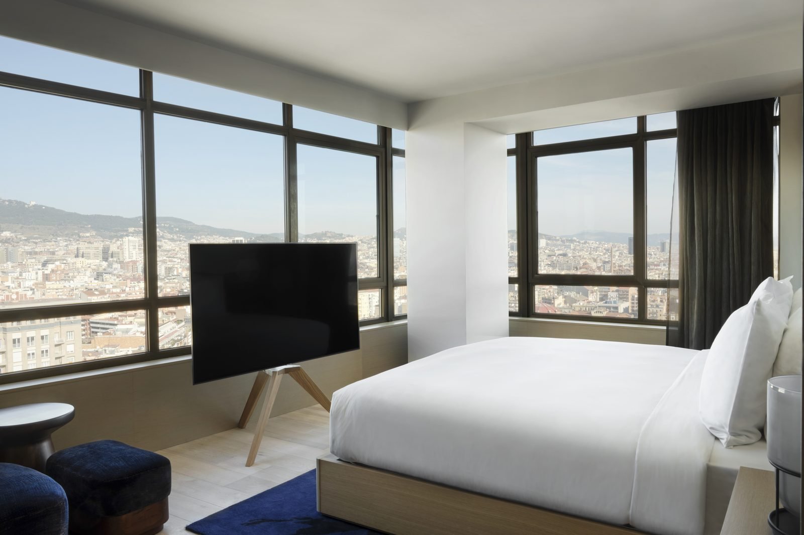 Recámara de la Nobu Suite con cama king y ventanales en dos lados