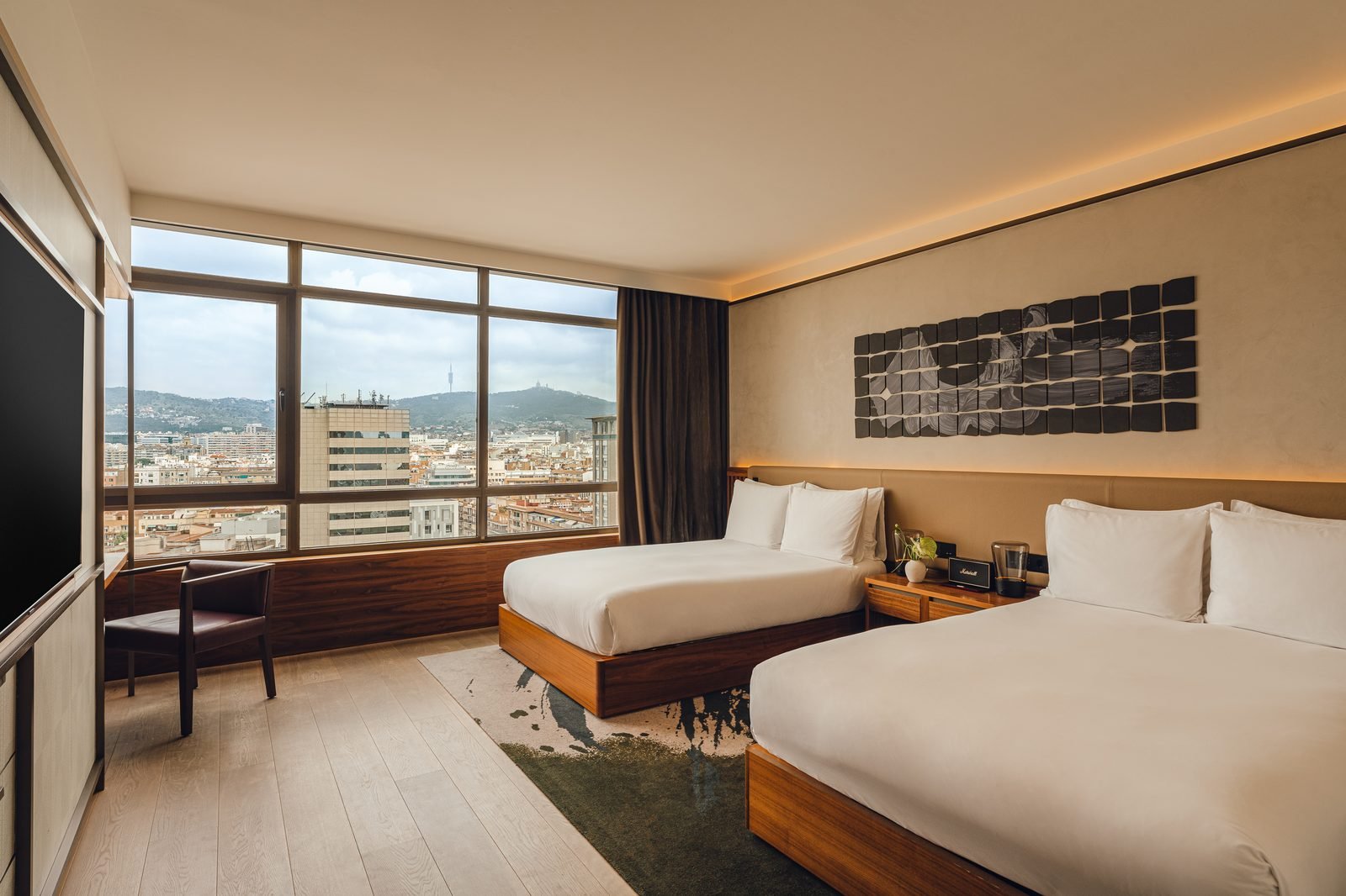 Habitación Premium con dos camas matrimoniales y ventanas a la ciudad