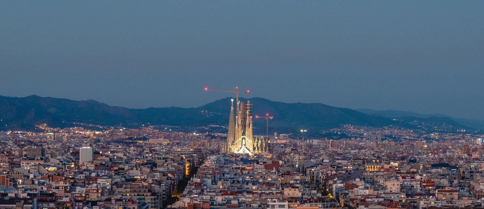 Barcelona al anochecer con la Sagrada Familia iluminada al centro
